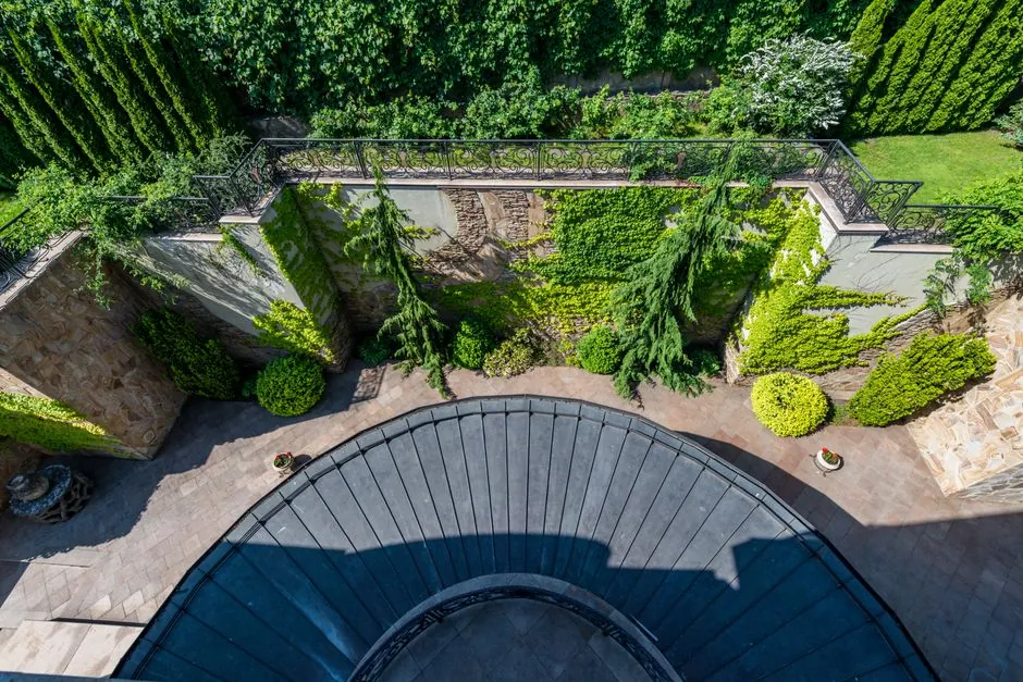 Lionel Robert au travail dans un jardin yvelinois